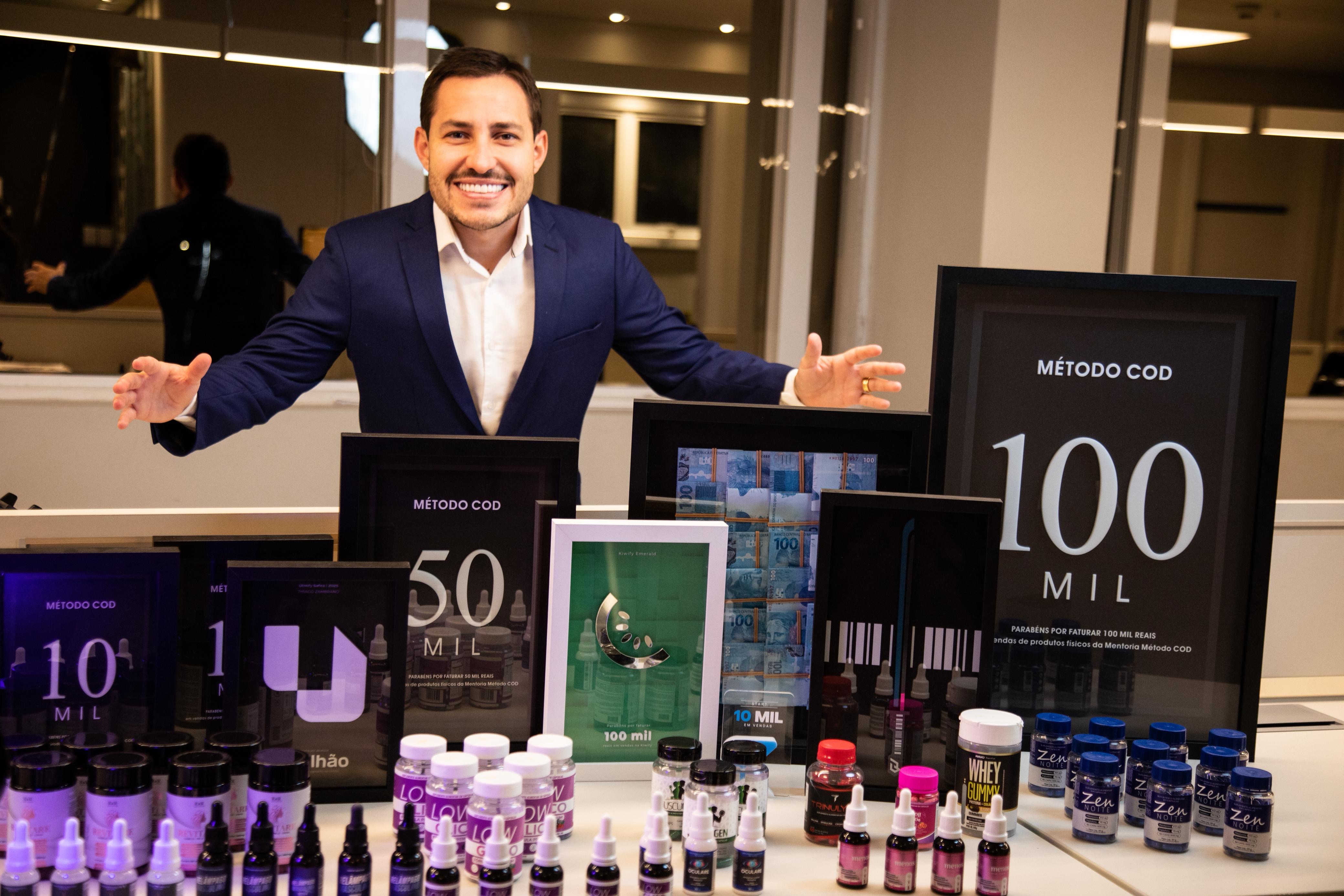 Matheus Croche con placas de logros y productos nutracéuticos